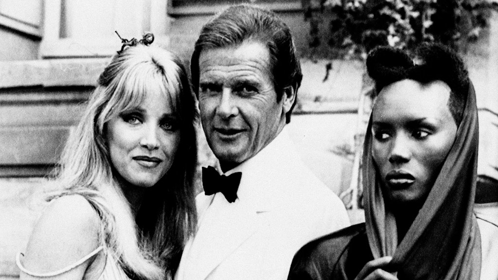  Tanya Roberts (l.) mit Bond-Darsteller Der britische Schauspieler Roger Moore und Grace Jones (r.) am Set des Films «James Bond 007 - Im Angesicht des Todes» («A View to a Kill») vor dem Schloss Chantilly. 