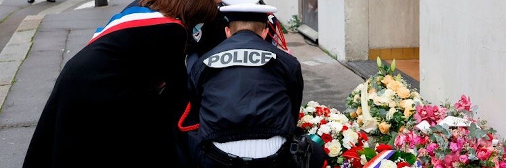 Vor dem ehemaligen Redaktionssitz von Charlie Hebdo werden Blumen niedergelegt.