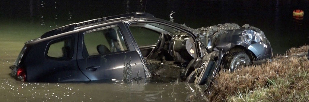 Das Auto des 75-Jährigen, das aus dem Mittellandkanal im Kreis Steinfurt von Einsatzkräften geborgen wurde.