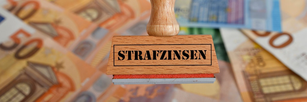 Immer mehr Kreditinstitute erheben Strafzinsen für Anleger.