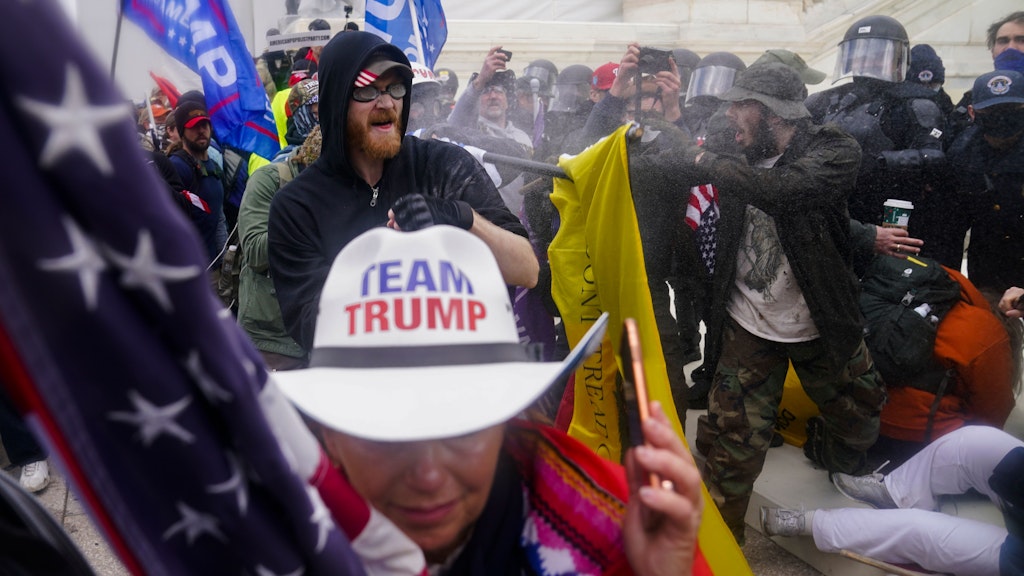 Washington am Mittwochabend: Trump-Anhänger versuchen am Kapitol durch eine Polizeiabsperrung zu brechen.