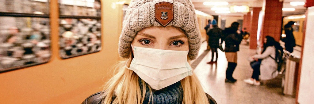 Eine Frau mit Maske in der Berliner U-Bahn: Schutzmaßnahmen gegen Corona wirken auch gegen die Grippe.
