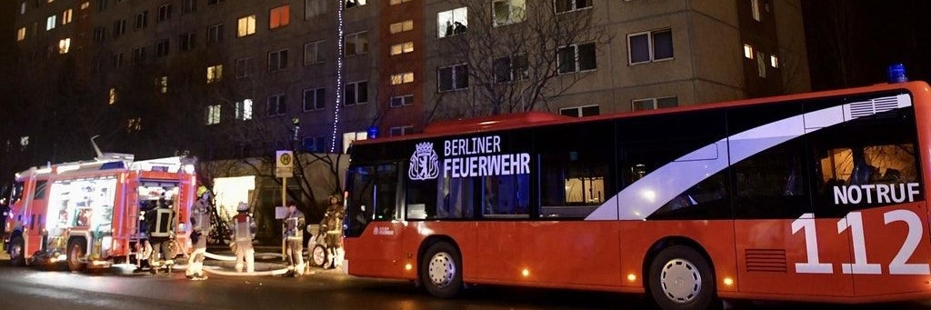 Einsatzkräfte der Feuerwehr vor dem Gebäude in der Nüßlerstraße.