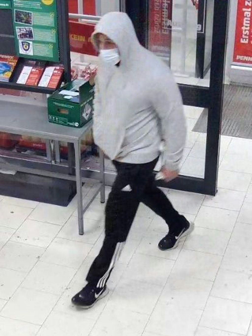Der mutmaßliche Täter beim Betreten des Penny-Marktes.