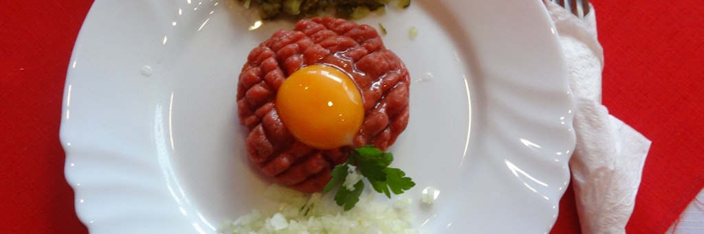 Eine Portion Tatar mit einem rohen Ei