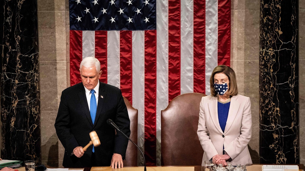 Vizepräsident Mike Pence und Kongresssprecherin Nancy Pelosi leiten die Nachtsitzung des Parlaments.