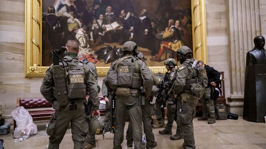 Schwerbewaffnete Sicherheitskräfte am Abend im Kapitol.