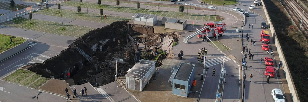 In der süditalienischen Stadt Neapel ist der Parkplatz eines Krankenhauses zusammengebrochen und hat mehrere Fahrzeuge in einem Loch versinken lassen.