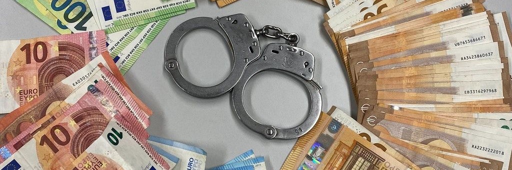 Bargeld im fünfstelligen Bereich wurde bei dem Einsatz beschlagnahmt.