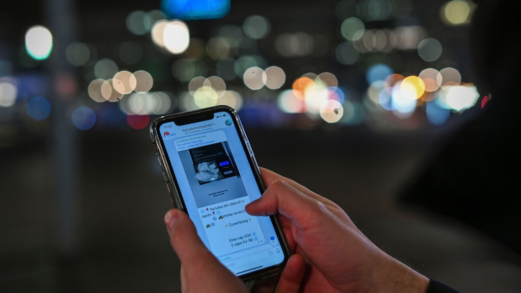 Eine Waage mit Kokain, mitten in Berlin. Telegram zeigt, was in der Umgebung angeboten wird. 