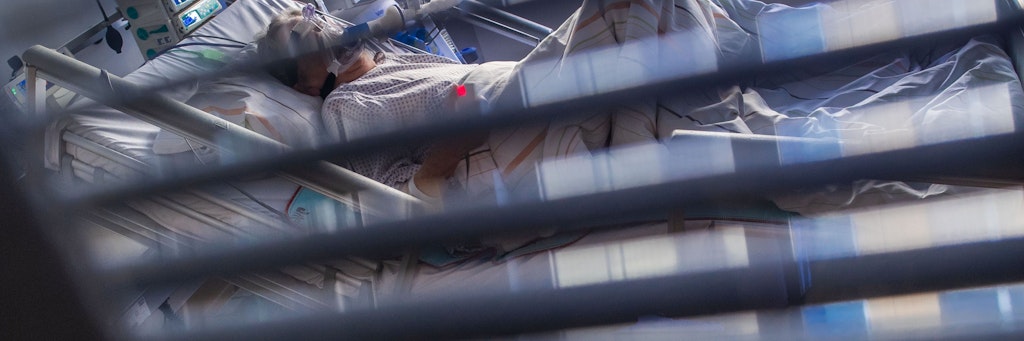 Der Blick in ein deutsches Krankenzimmer: Eine Person wird beatmet.