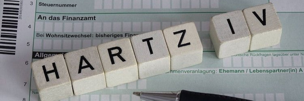 Hartz IV wurde 2005 unter Bundeskanzler Gerhard Schröder (SPD) eingeführt.