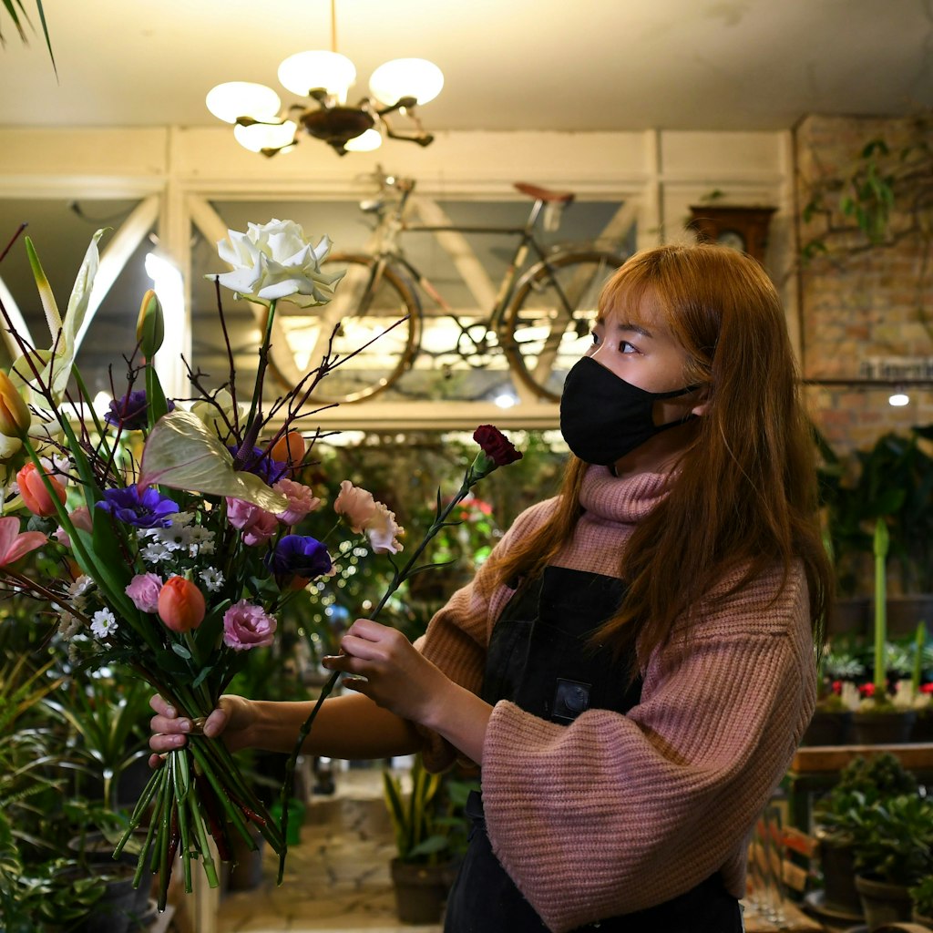 Taeyeon Park (30) arbeitet seit Oktober als Floristin im Café und hofft, dass sie bleiben kann. 