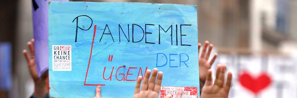 Zum wiederholten Mal demonstrierten im April 2020 Tausende Corona-Leugner gegen die Beschränkungen in der Pandemie in Berlin. 