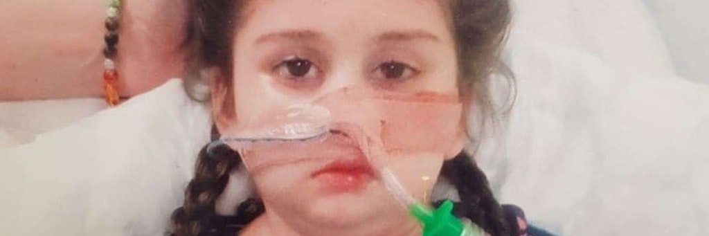 Die fünfjährige Pippa Knight liegt in ihrem Krankenhausbett.