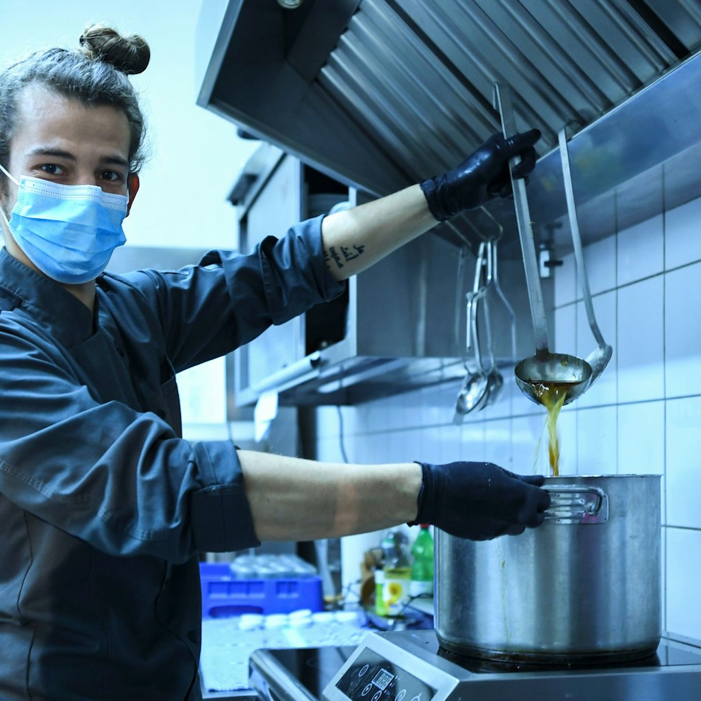 Nico (28) ist Musiker und zugleich zweiter Küchenchef. Das Blumencafé ist wie ein Zuhause. Aus den letzten Orangen kocht er Marmelade. 