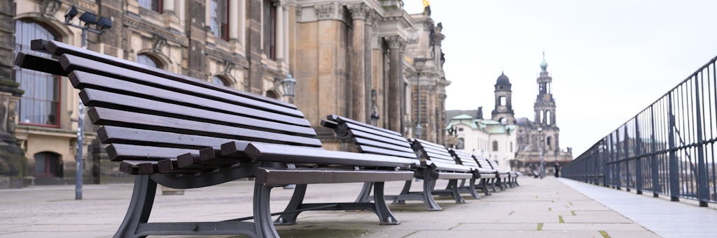 Leere Bänke in Dresden. Die Corona-Zahlen in der sächsischen Hauptstadt sind hoch. 