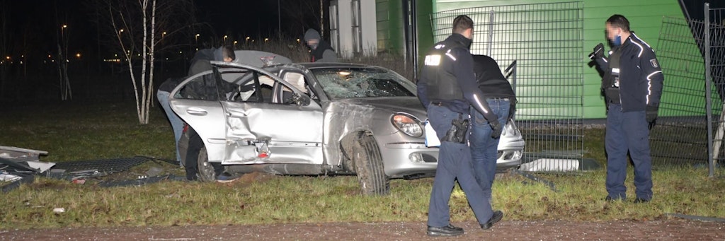 Einsatzkräfte der Polizei Berlin stehen an dem verunfallten Fahrzeug an der Bitterfelder Straße in Marzahn.