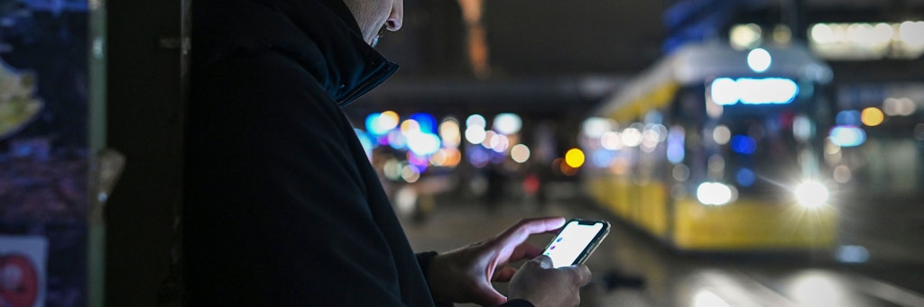 Auch wenige Meter von der Polizeiwache am Alexanderplatz sind online Drogen zu finden.