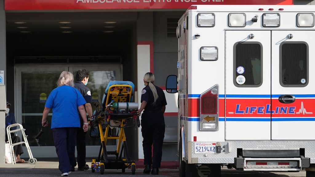 Rettungskräfte im US-Bezirk Los Angeles sind wegen der Überlastung durch die Corona-Welle inzwischen angewiesen, bestimmte Patienten mit geringer Überlebenschance nicht mehr in Krankenhäuser zu bringen.