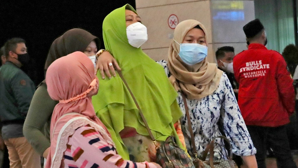 Angehörige von Passagieren warten am Soekarno-Hatta International Airport auf Informationen. 