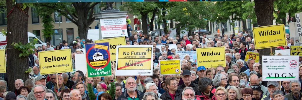 Zum Hundersten Mal protestieren Anwohner des neuen Berliner Flughafens BER auf dem Friedrichshagener Marktplatz gegen Fluglärm. 