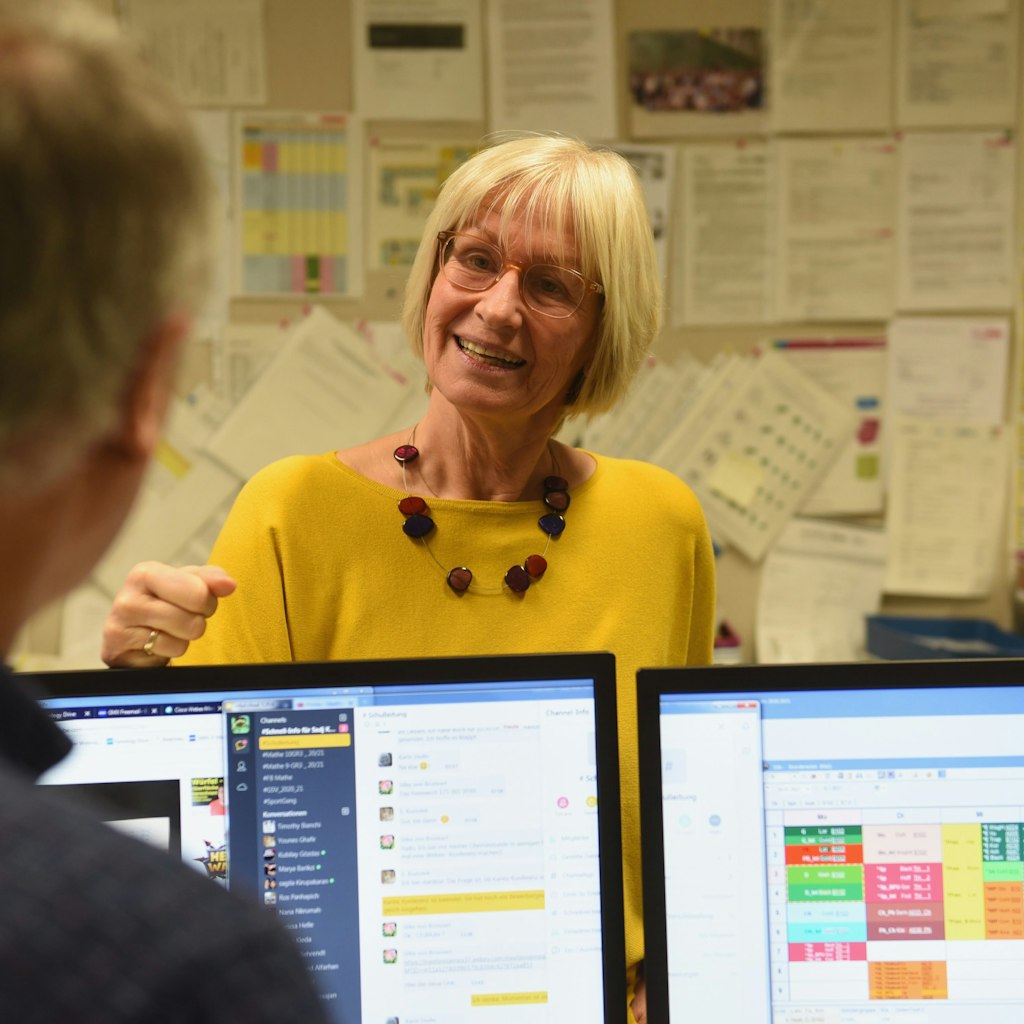 Karin Stolle, Leiterin der Schule in der Jungfernheide, plant die nächste Schulwoche mit ihrem Team.