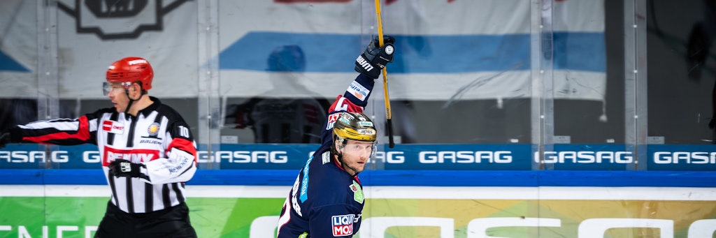 Frank Hördler feiert sein Tor zum 4:0 gegen die Kölner Haie.