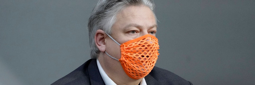 Thomas Seitz mit Löcher-Maske im Plenum – dafür erhielt der AfD-Politiker eine Rüge von der Vizepräsidentin des Deutschen Bundestags.