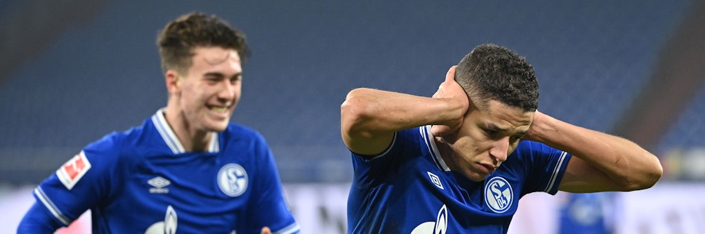 Bekam viel auf die Ohren, zahlte aber heute das Vertrauen zurück: Der einst suspendierte Amine Harit (r.) legte Matthew Hoppe (l.) drei Tore auf und traf selbst zum 4:0 Endstand.