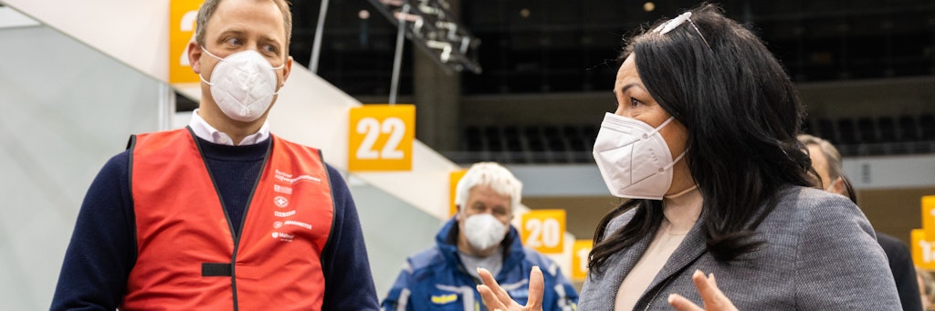 Gesundheitssenatorin Dilek Kalayci (SPD,r.) bei einem Besuch des Impfzentrums im Velodrom. 