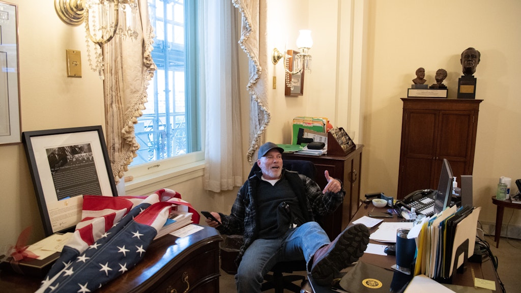 Trump-Anhänger Richard Barnett besetzte das Büro der Sprecherin des Repräsentantenhauses, Nancy Pelosi. Er wird dafür von der Justiz angeklagt. 