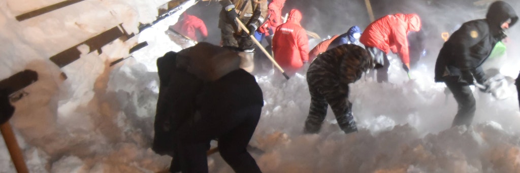 Die Schneemassen begruben in der Nacht zum Sonnabend mehrere Häuser eines Skigebietes in der Nähe der Industriestadt Norilsk am Nordpolarmeer.