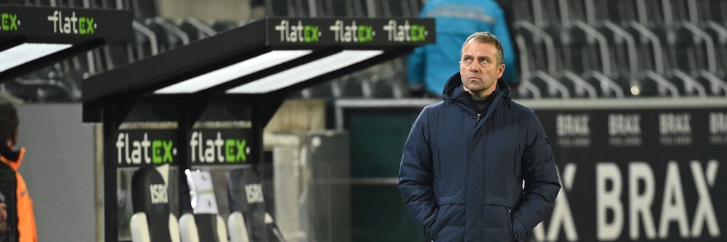 Bayern-Trainer schaut ungläubig auf die Anzeigetafel: Ja, es stimmt. Die Münchner kassierten drei Gegentreffer und verloren bei Borussia Mönchengladbach.
