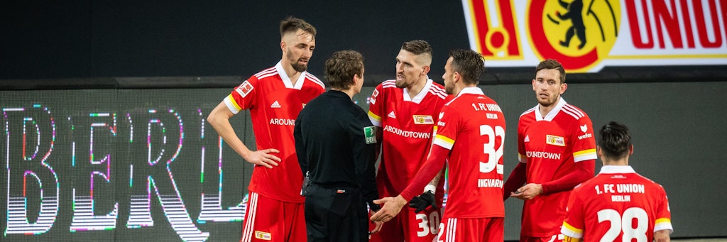 Schiri Patrick Ittrich muss sich mehrfach was von den Union-Kickern anhören. 