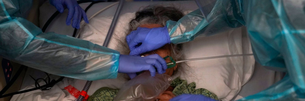 Zwei Krankenschwestern schließen in der Covid-19-Einheit des St. Joseph Hospitals ein Beatmungsgerät an eine Patientin.