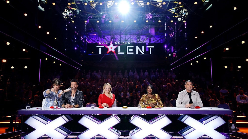 Michael Michalsky (r.) sitzt mit den Ehrlich Brothers, Chantal Janzen und Motsi Mabuse am Supertalent-Pult