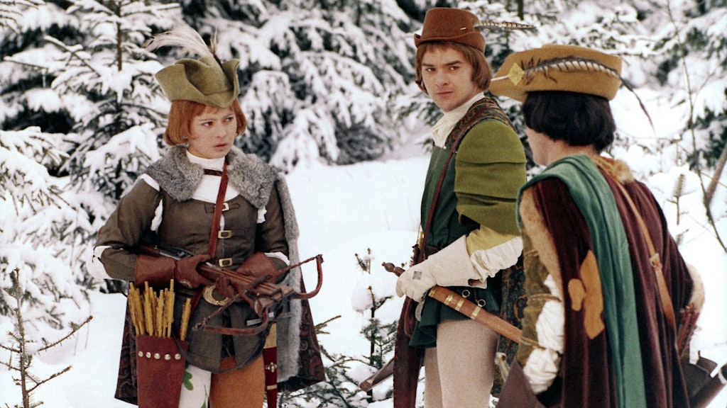 Als Jäger verkleidet, schießt Aschenbrödel (Libuse Safrankova) im Film „Drei Haselnüsse für Aschenbrödel“ mit dem Prinzen (Pavel Travnicek, r) um die Wette