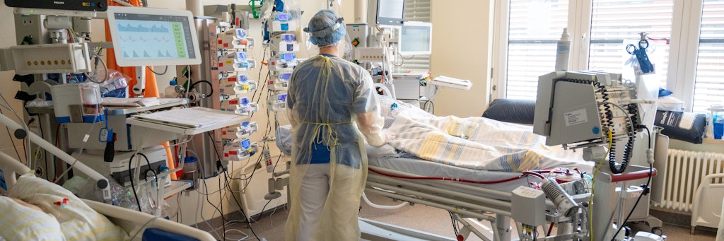 In einem Zimmer der Intensivstation wird ein Patient mit einem schweren Covid-19-Krankheitsverlauf behandelt.