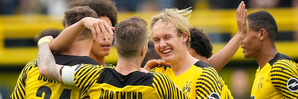 Die Dortmunder Spieler beglückwünschen ihren Kollegen Julian Brandt (3.v.r.) zu seinem 2:1-Siegtreffer. 