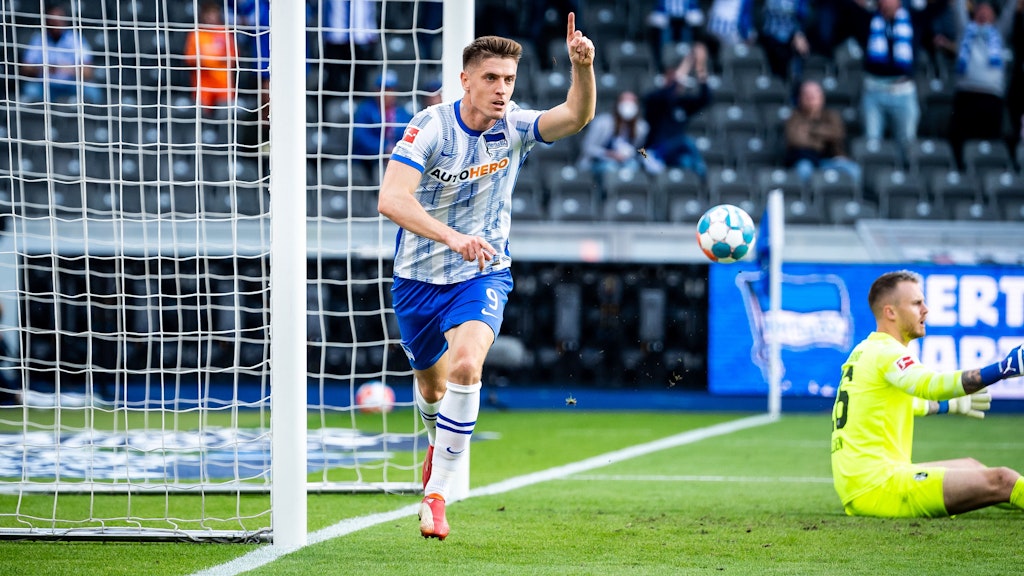 Krzysztof Piatek jubelt über sein Tor zum 1:1.