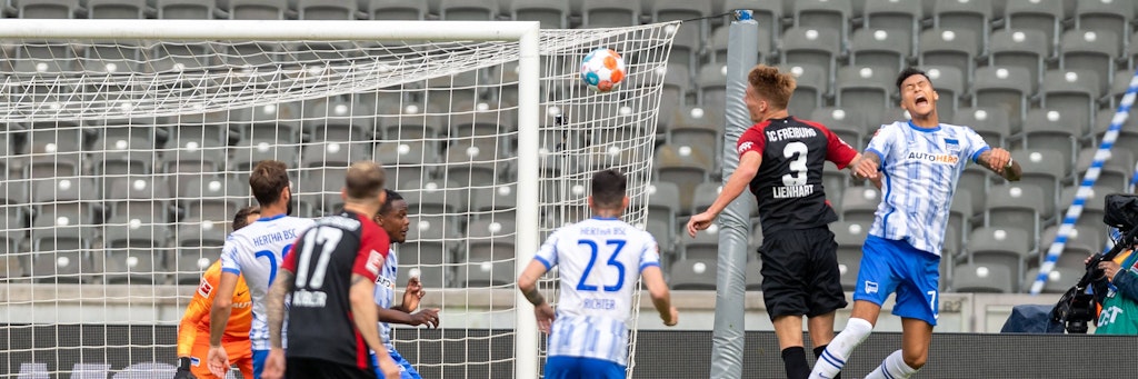 Das Tor zur nächsten Hertha-Pleite. Freiburgs Lienhart köpft in der 17. Minute zum 1:0 ein.