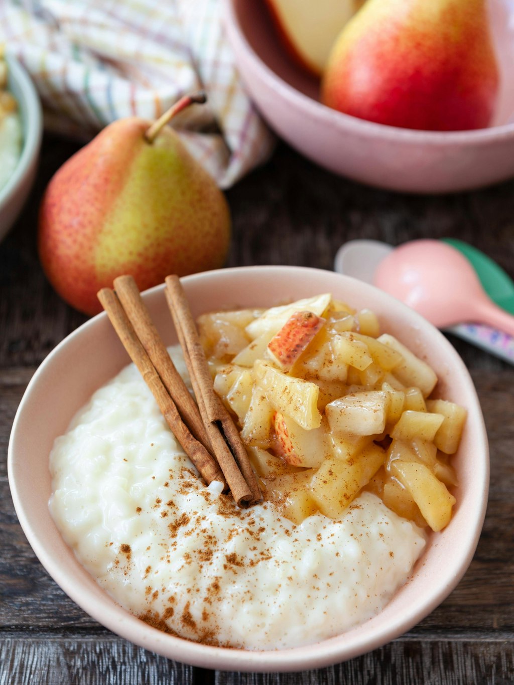 Milchreis schmeckt mit Fruchtkompott und Zimt besonders gut.