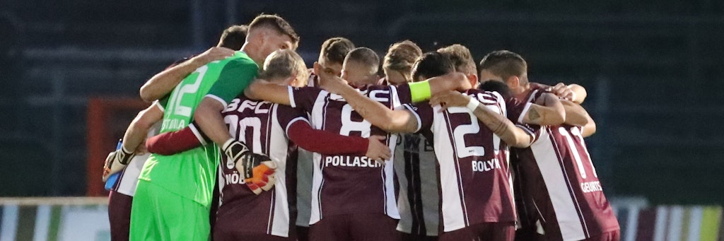 Dynamos Kicker beim Schulterschluss nach dem Abpfiff des Spiels gegen Rathenow.