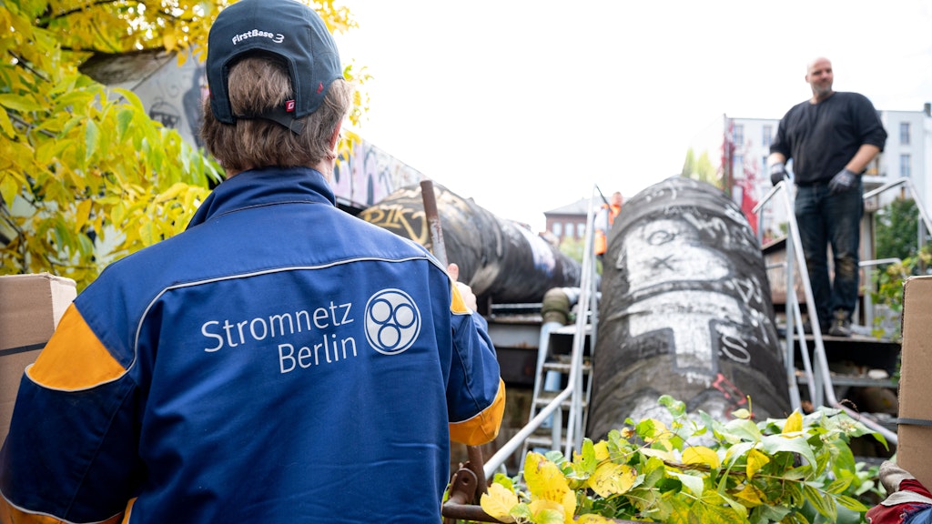 Mitarbeiter des Stromnetz Berlin arbeiten an den beschädigten Stromkabeln in Berlin Prenzlauer Berg.