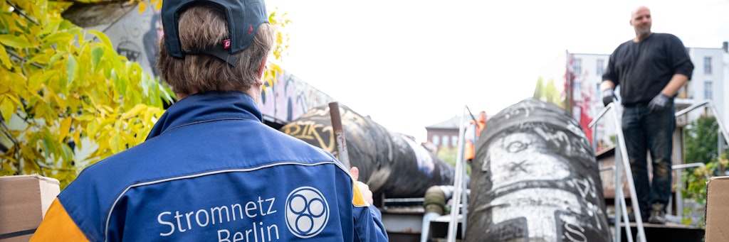 Mitarbeiter des Stromnetz Berlin arbeiten an den beschädigten Stromkabeln in Prenzlauer Berg. In Berlin waren wegen des Brandes einer Versorgungsleitung am Samstagmorgen etwa 15.000 Haushalte im Prenzlauer Berg ohne Strom. 