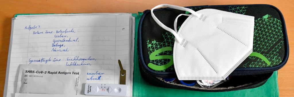 Masken sollen an Berlins Schulen auch weiterhin zur Grundausrüstung gehören, fordern Eltern.