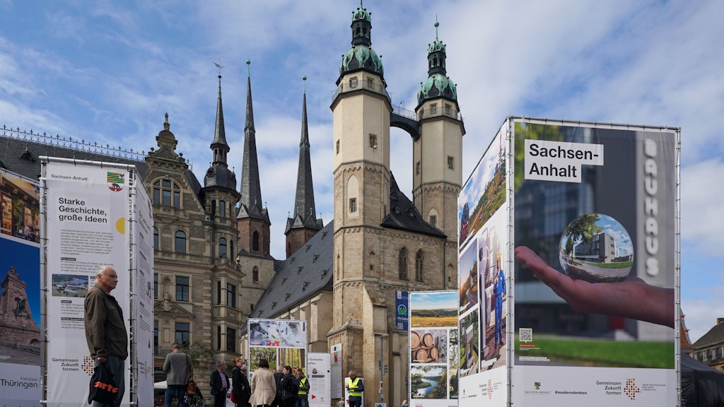 Auf Stelen präsentierten sich die Bundesländer auf dem Marktplatz von Halle (Saale) bei der „EinheitsEXPO 2021“