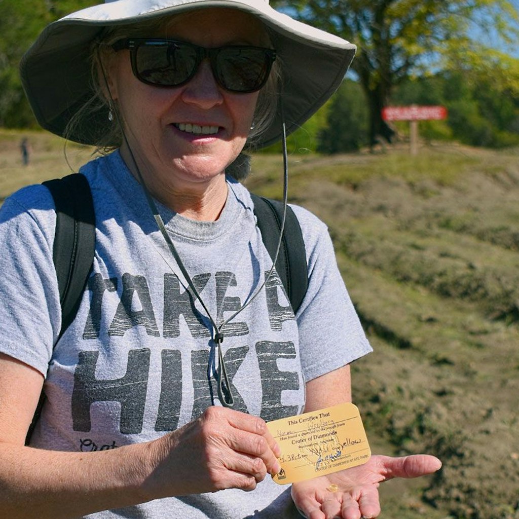 Noreen Wredberg hält den 4,38 Karat schweren Diamanten samt Zertifikat in den Händen.