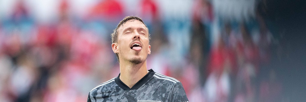 Unions Max Kruse mit rausgestreckter Zunge, mit der er versuchte, ein paar Tropfen aus den auf ihn geworfenen Bierbechern zu erhaschen. 